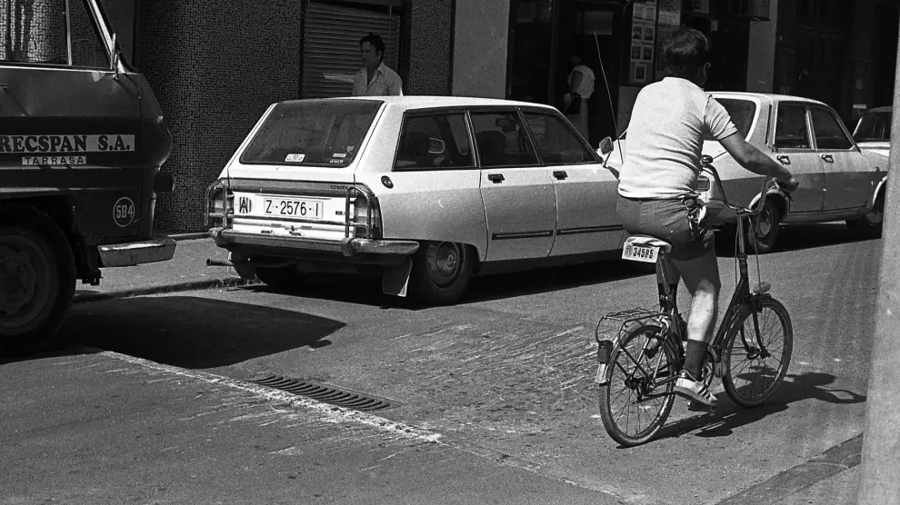 Un ciclista a su paso por la calle de San Miguel en 1980