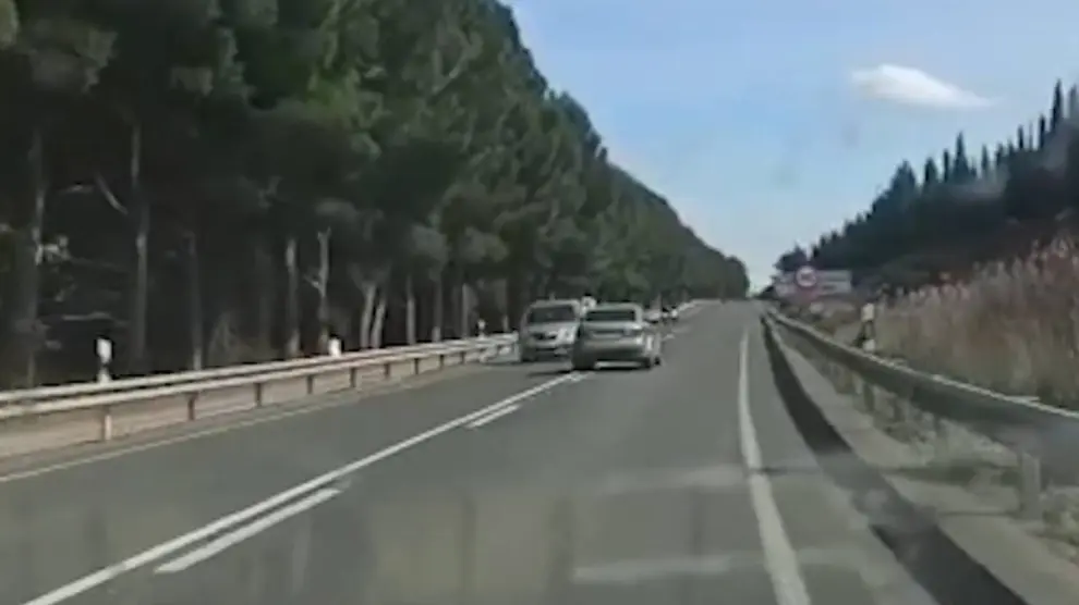 Un Audi va dando tumbos en la N-232 camino de Quinto de Ebro