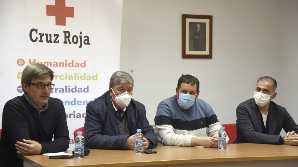 De izquierda a derecha, Sigfrido González, coordinador de Cruz Roja; el presidente, Juan Rodrigo; el alcalde de Alcalá de Gurrea, José Eugenio Marín; y el presidente de Levitec, Pablo Lera.