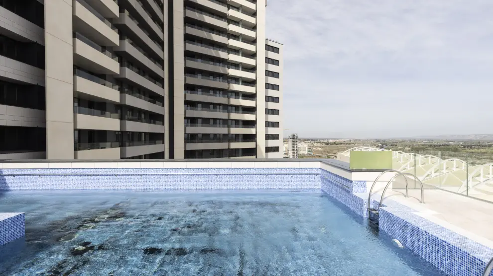 Una de las dos piscinas se sitúa en la planta 18, en la fachada de la avenida de Soria . guillermo mestre