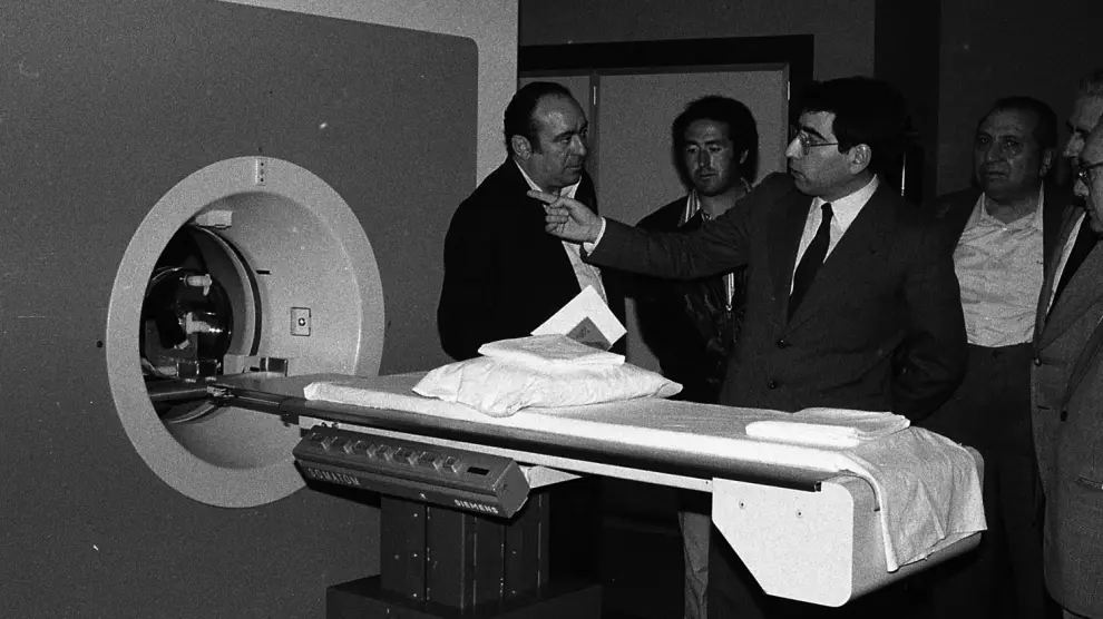 En la segunda fotografía, uno de los primeros equipos de radiodiagnóstico que hubo en Zaragoza, en los años 70-80, en el Hospital MAZ.