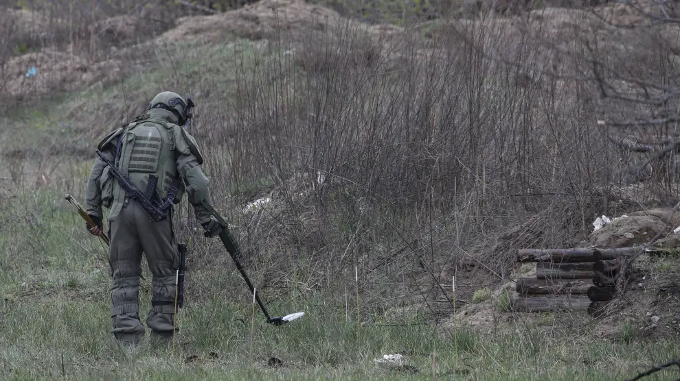 Un soldado ruso busca posibles minas en Luhansk