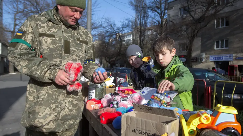Odesa (Ukraine), 15/04/2022.- Young Ukrainian children Matvey (8) and Denys (8) sell toys that they receive from different sources, on a street in the South Ukrainian city of Odesa, Ukraine, 15 April 2022. Children invented to sell toys and give money to help the Ukrainian army amid the Russian invasion. Russian troops entered Ukraine on 24 February resulting in fighting and destruction in the country and triggering a series of severe economic sanctions on Russia by Western countries. (Rusia, Ucrania) EFE/EPA/STEPAN FRANKO UKRAINE RUSSIA CRISIS