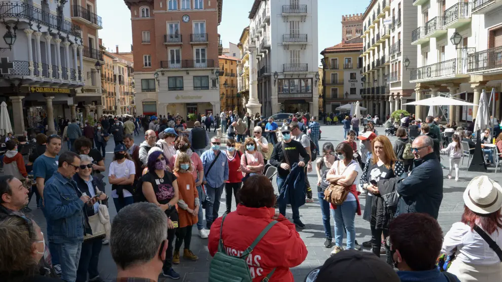 Un grupo de visitantes, ayer en la plaza del Torico de Teruel