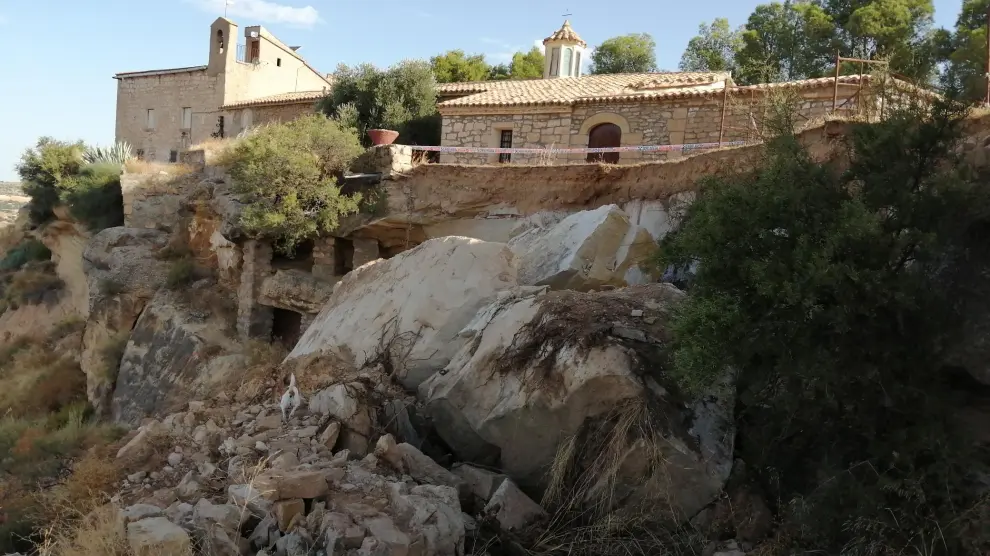 Las rocas han caído al sendero viejo que lleva a la ermita, si bien existe otro camino de acceso que no se ha visto afectado.