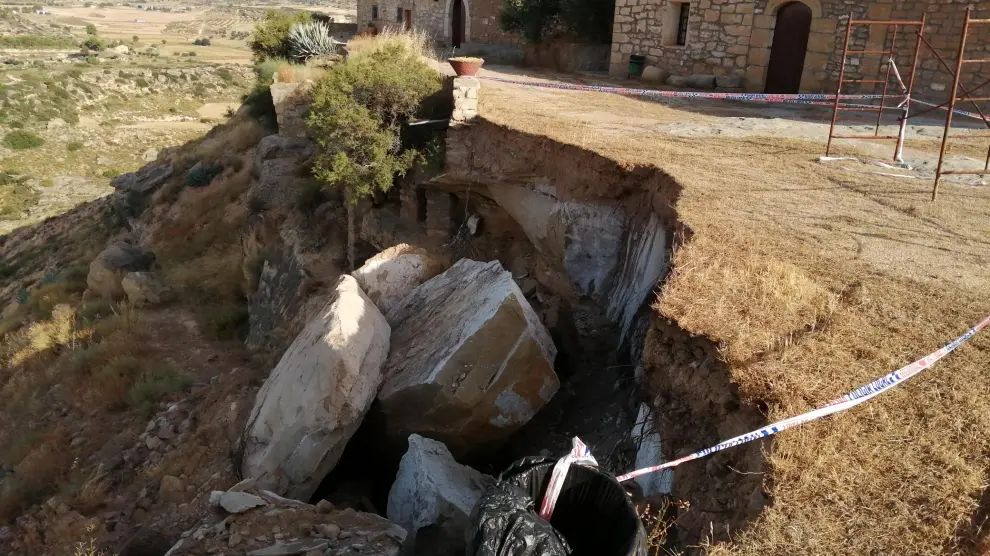 Rocas de gran tonelaje se han desprendido, afectando a la explanada de la ermita de Santa Bárbara.
