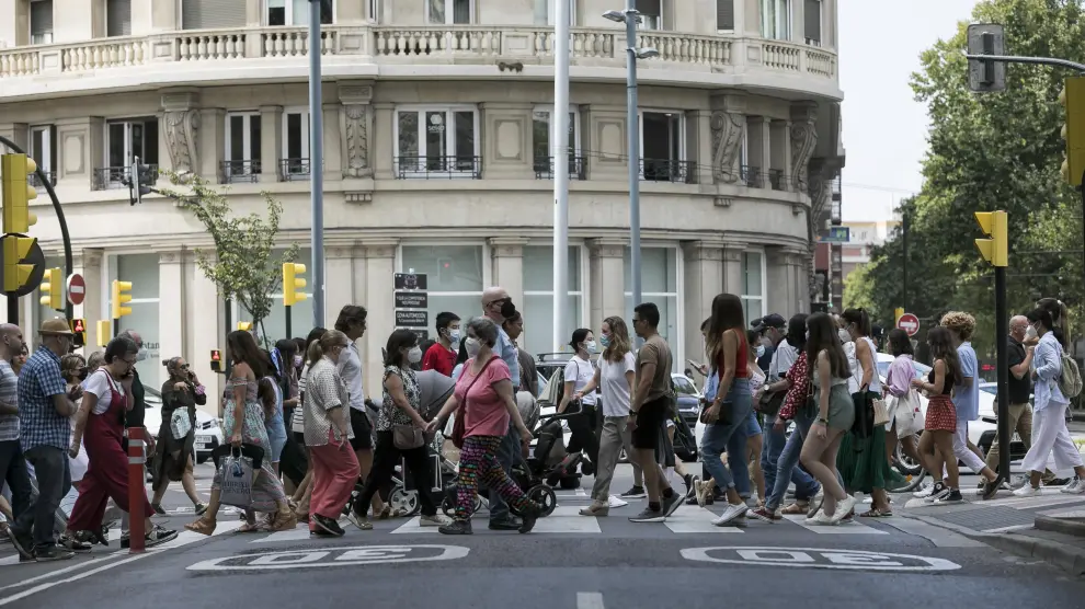 Gente paseando por paseo de Independencia, Zaragoza.