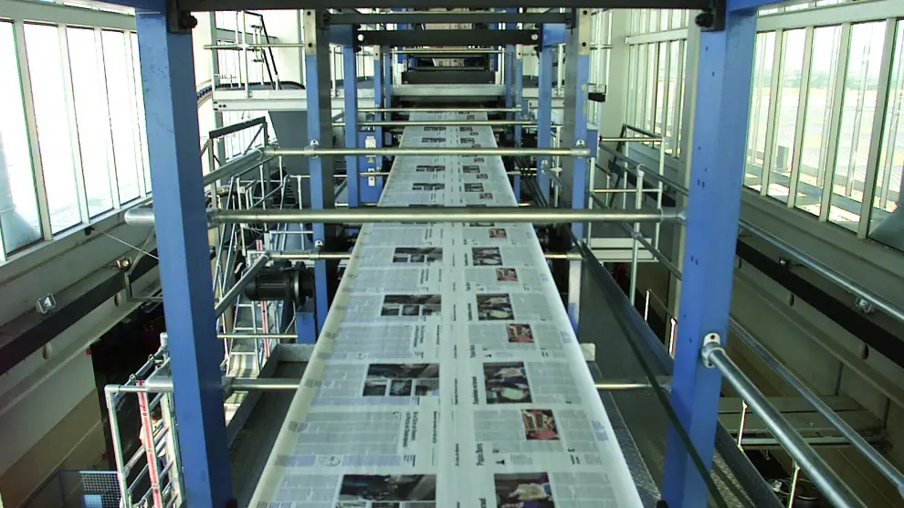 La planta de impresión de HERALDO en Villanueva de Gállego tiene 17.000 metros cuadrados de superficie. Todo en ella gira en torno a la rotativa Koenig & Bauer.