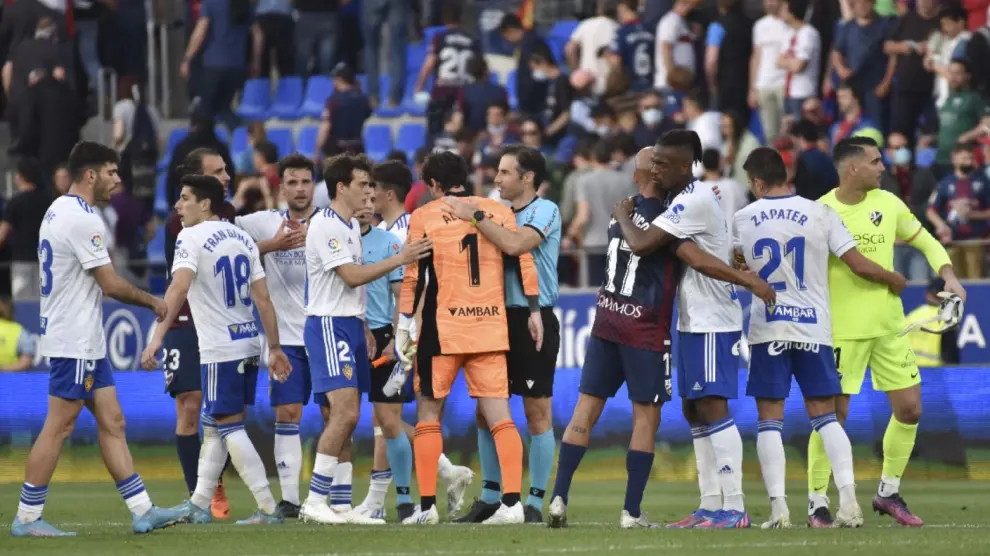 Los futbolistas del Real Zaragoza a la conclusión del duelo de este domingo en Huesca.