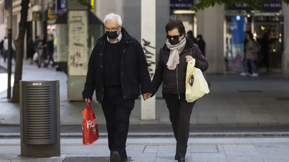 Gente con mascarilla en las calles de Zaragoza