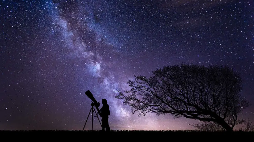 Un telescopio es lo ideal para ver las estrellas en lugares con baja contaminación lumínica y atmosférica.
