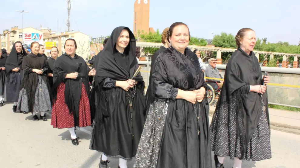 Desfile de yayas que recuerda las faldas vestidas antiguamente por las mujeres mayores.
