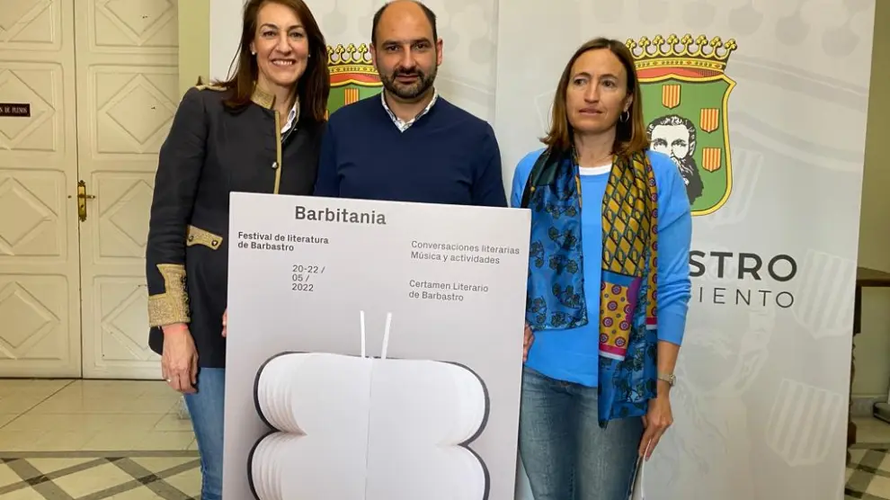 La concejal de Cultura, Blanca Galindo, el alcalde Fernando Torres y la técnico de Cultura Ana Escartín con el cartel de Barbitania, diseño de Isidro Ferrer.