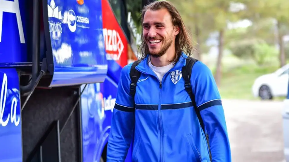Ignasi Miquel se sube al autobús para viajar a Santa Cruz de Tenerife.