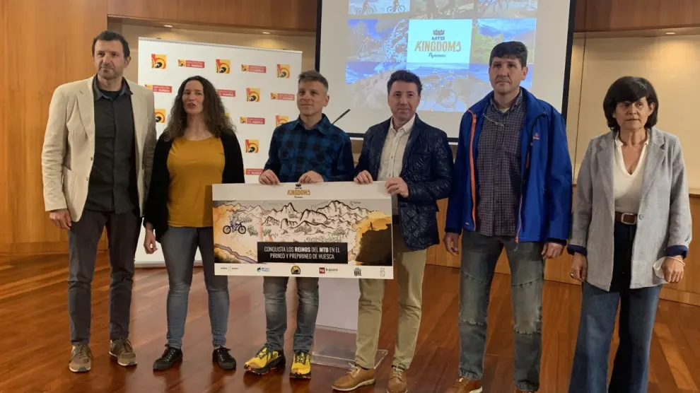 Los representantes de todos los destinos de BTT, en la presentación en la Diputación de Huesca.