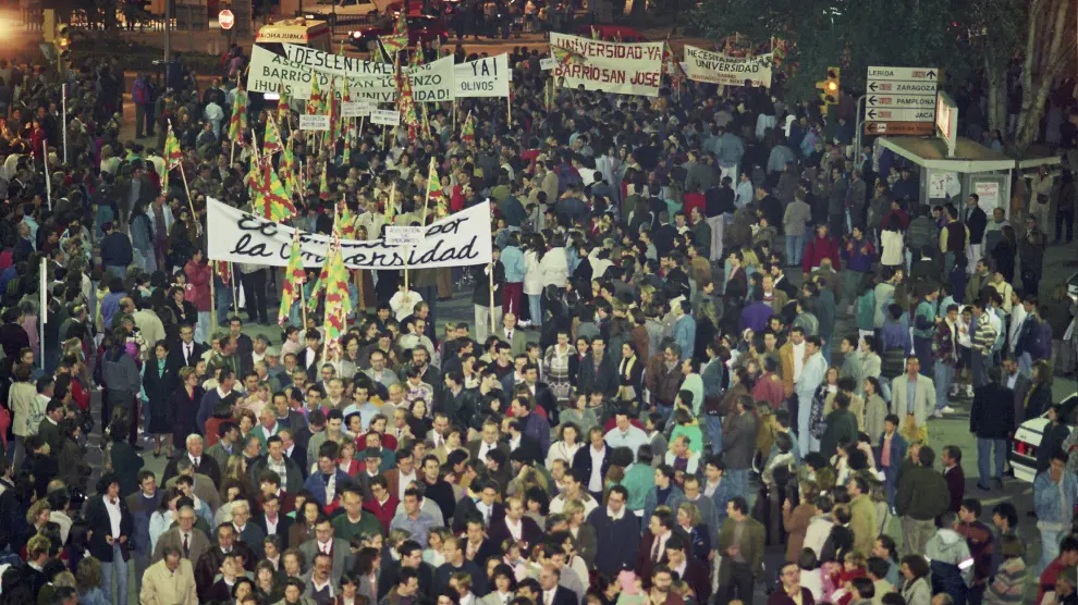 Manifestación por la descentralización de la universidad en Huesca en marzo de 1994.