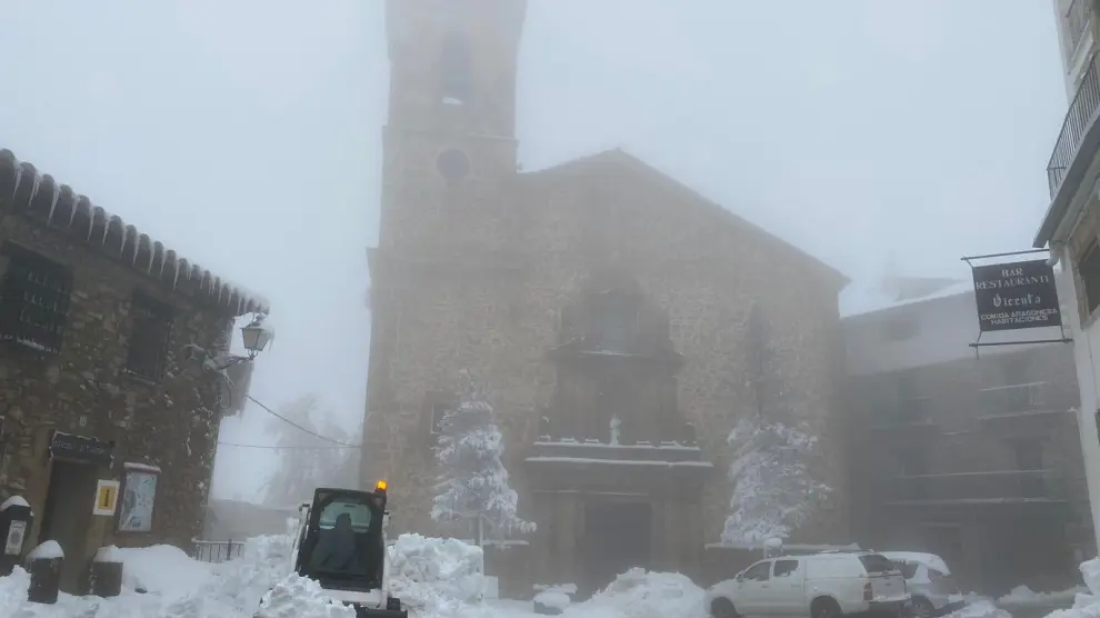 Una quitanieves municipal retira la nieve de las calles de Valdelinares.