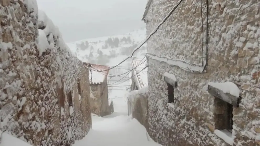Las calles de Valdelinares, cubiertas por un palmo de nieve.