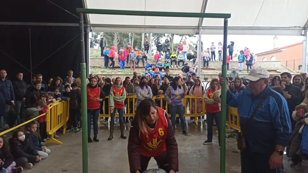 Lanzamiento de saco, uno de los juegos tradicionales en los que los vecinos de La Puebla de Alfindén han podido participar.