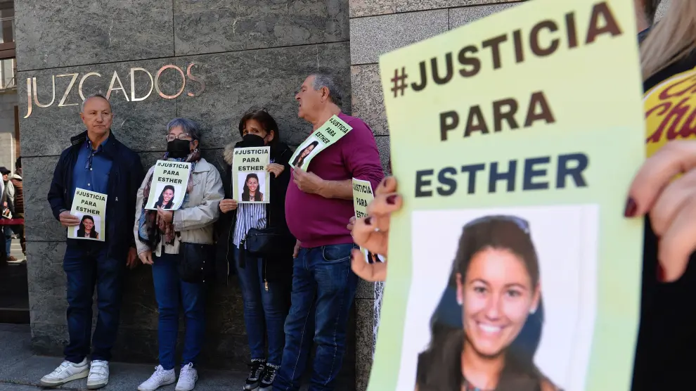 Amigos y familiares de Esther López se han concentrado a las puertas del Juzgado de Instrucción Número 5 de Valladolid donde ha declarado uno de los tres investigados.