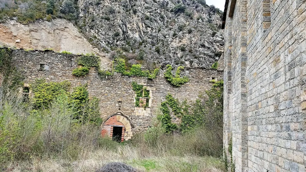 Palacio prioral en el recinto del monasterio de Obarra.