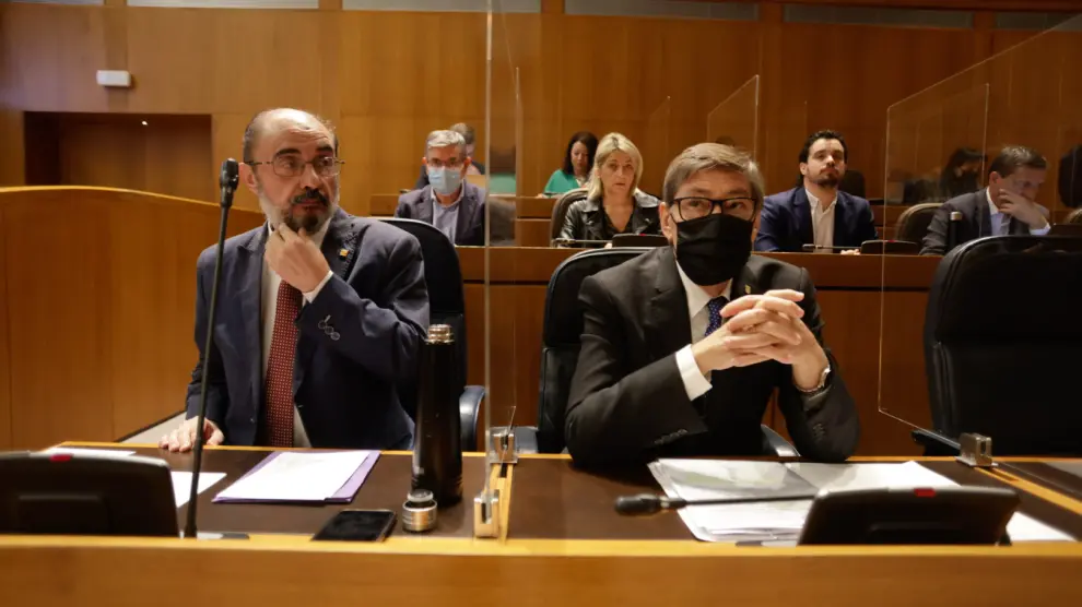 El presidente aragonés, Javier Lambán, y su vicepresidente, Arturo Aliaga, en la sesión de control de las Cortes, este miércoles.