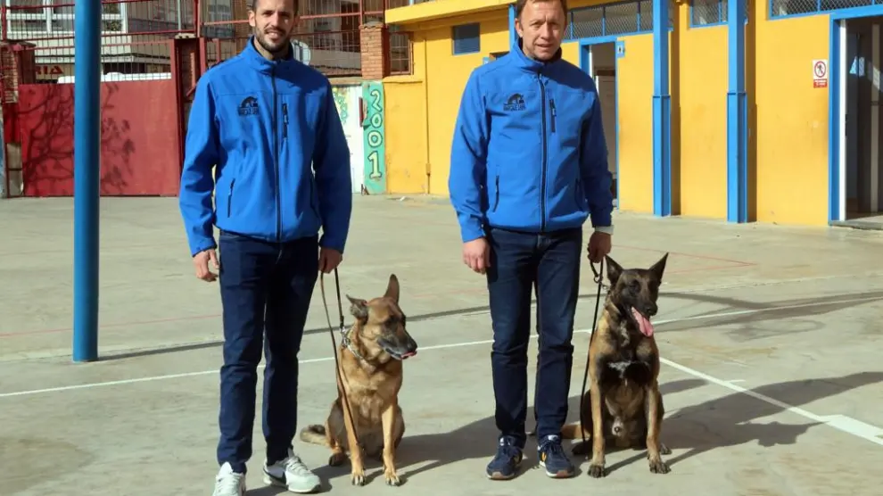 Los agentes Alfonso Mur, con su perro Neo, e Ignacio Cebollero, con su perra Ona.