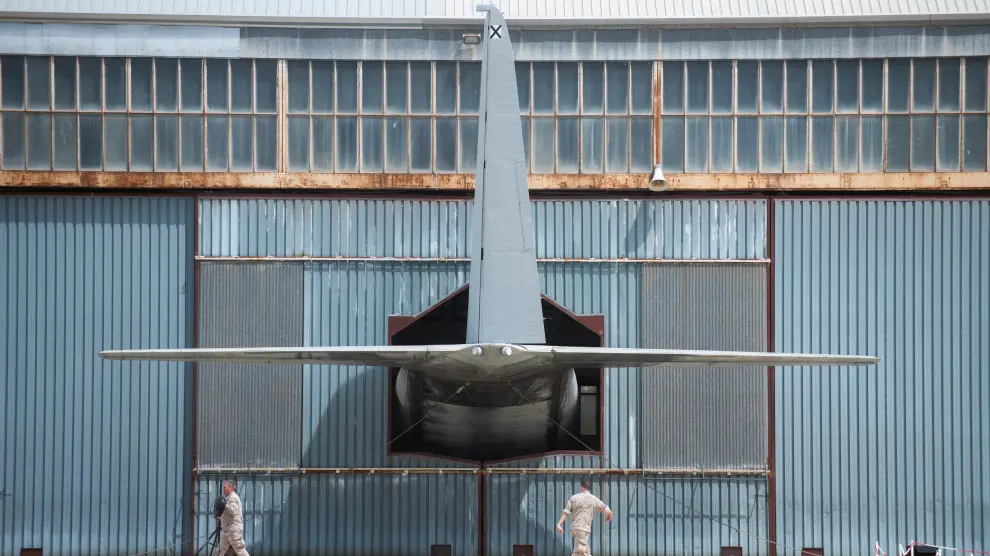 Último avión Hércules de la Base guardado en una nave antes de que se instale como un monumento en las próximjs semanas.