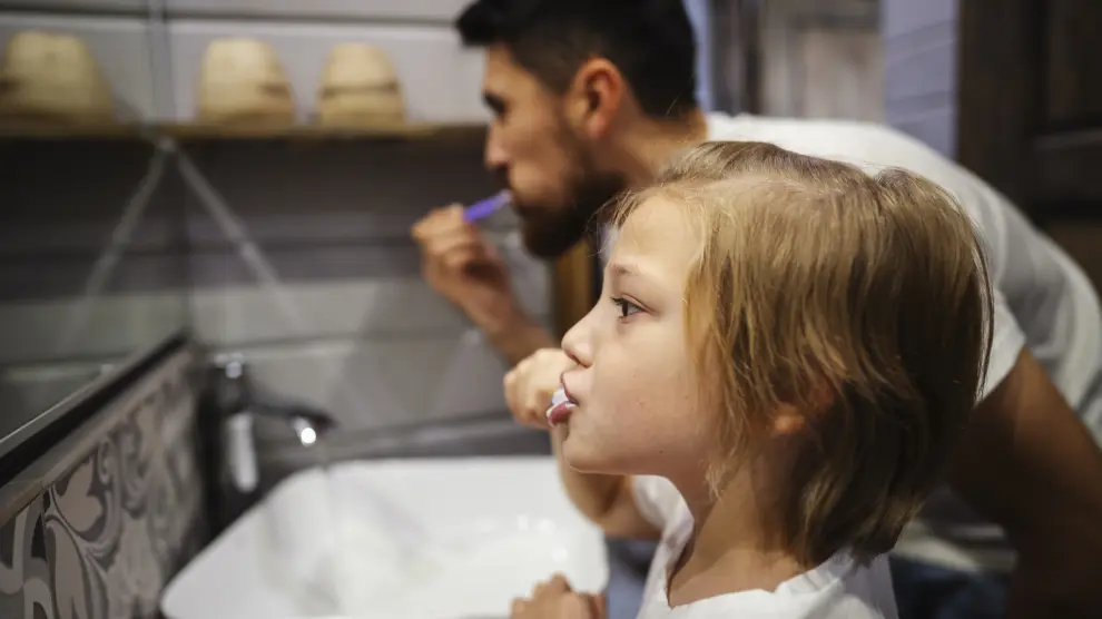 Numerosos odontólogos insisten en la importancia de que los padres y las madres traten de que sus hijos adquieran unos correctos hábitos en materia de salud bucodental.