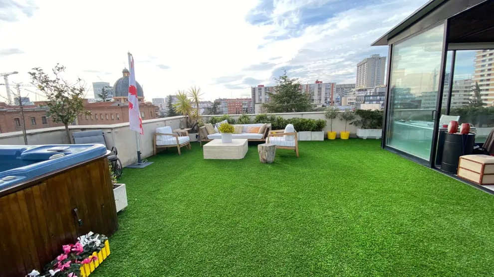 Imagen de una terraza con césped artificial.