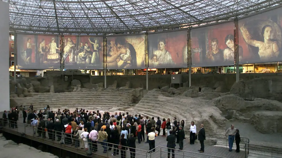 El audiovisual del Teatro Romano se proyectaba en unas pantallas gigantes sujetas a su cubierta.