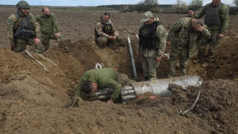 Los zapadores ucranianos desactivaban ayer este misil. Las tropas rusas han dejado miles sin detonar