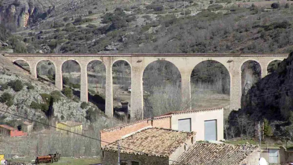 Vista del viaducto del ferrocarril de Albentosa en Aragón.