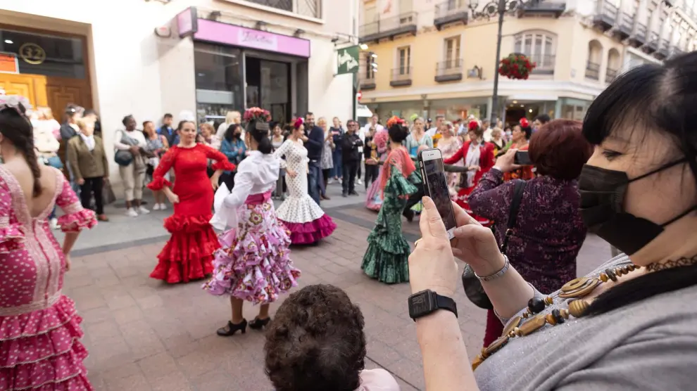 La ofrenda de flores de la Feria de Andalucía a la Virgen del Pilar