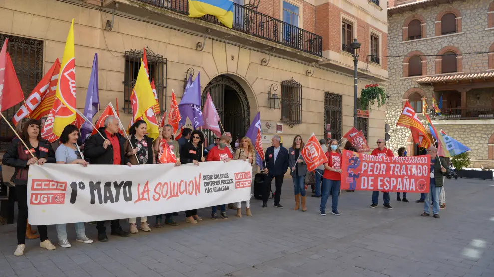 Concentración convocada por UGT y CC. OO. en la plaza de la Catedral de Teruel.
