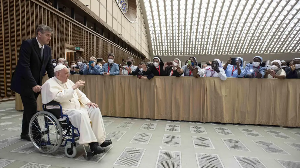 El Papa llega a una audiencia en el Vaticano en silla de ruedas. VATICAN POPE FRANCIS