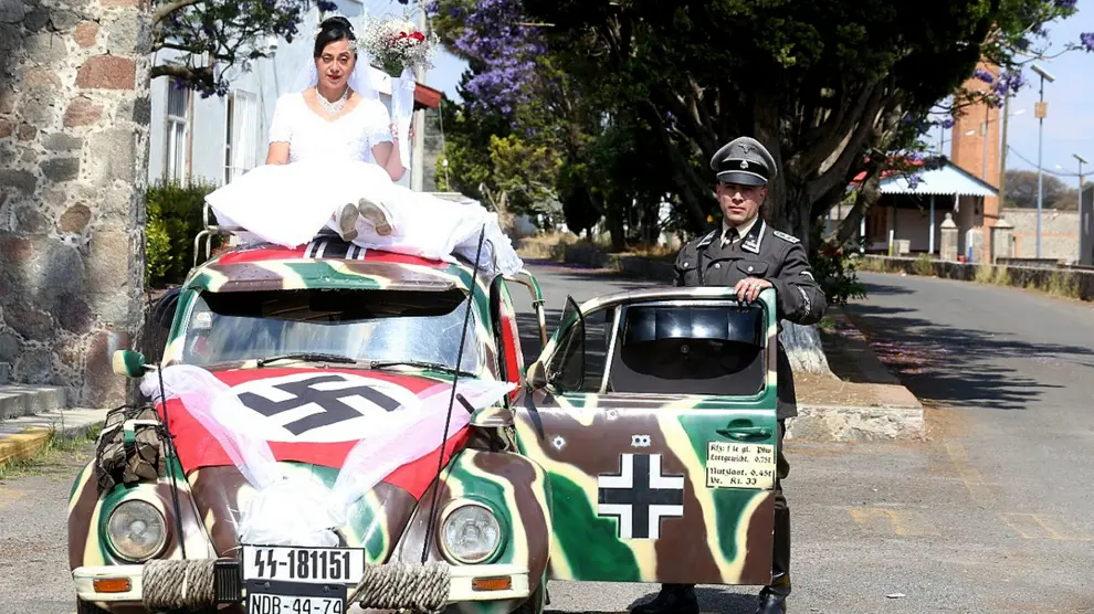 Fernando y Josefina, junto al coche nupcial, decorado con estética nazi.