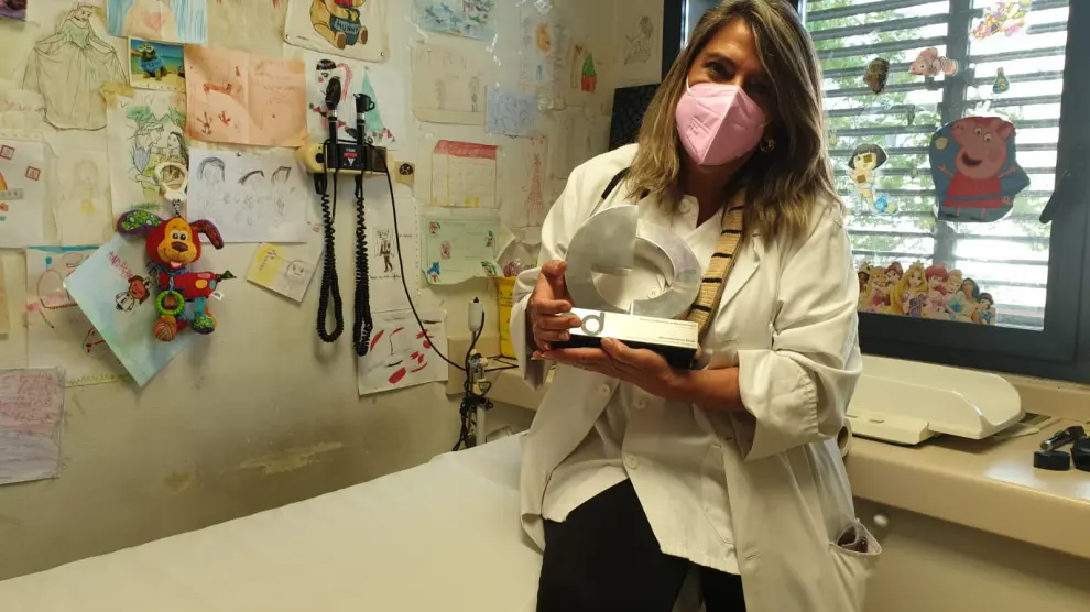 La doctora Teresa Cenarro enseña el premio recibido en 2016 por buenas prácticas que el coronavirus ha obligado a dejar de lado.