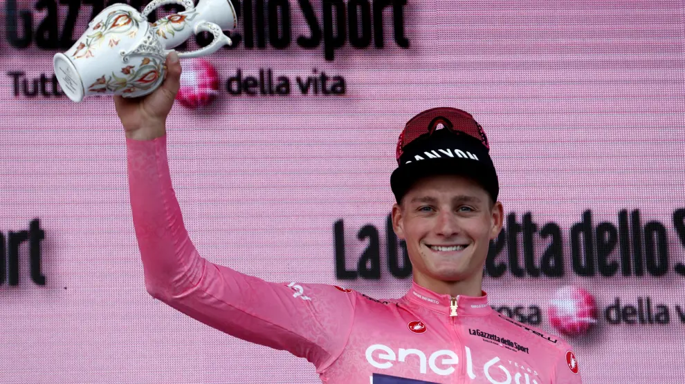 Mathieu Van Der Poel celebra la primera 'maglia rosa' del Giro.