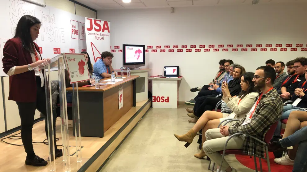 Alba Sánchez se dirige a los asistentes al V Congreso Provincial de las Juventudes Socialistas de Teruel.