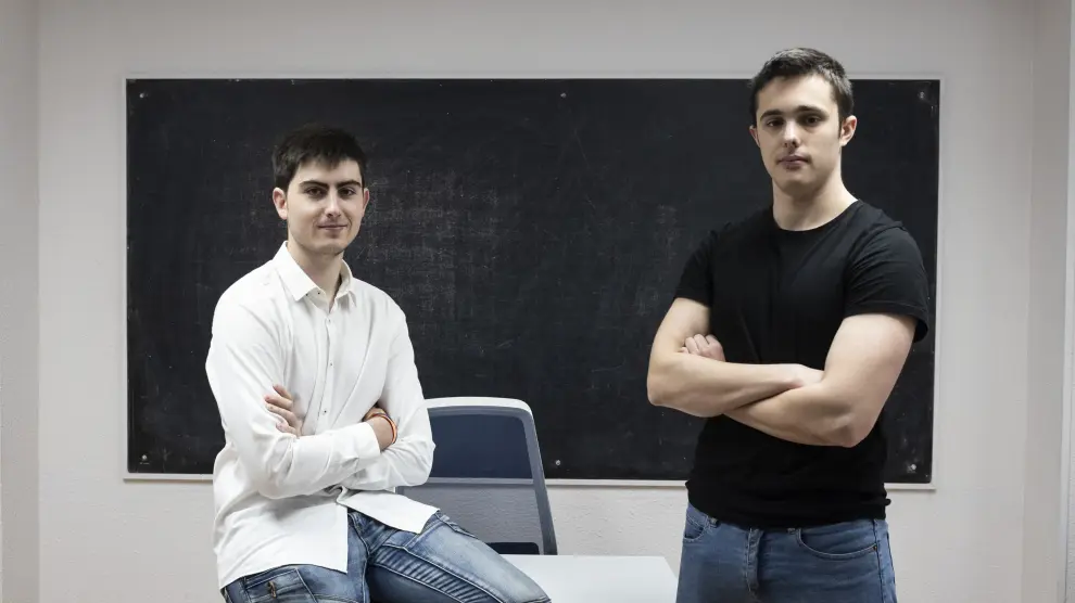 Roberto Redondo y Carlos Marcén, en un aula del centro Campus Oposiciones.