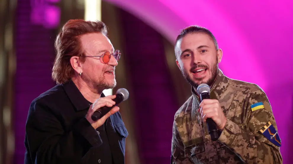 U2 rock band frontman Bono and Ukrainian serviceman, frontman of the Antytila band Taras Topolia sing during a performance for Ukrainian people inside a subway station, as Russia's attack on Ukraine continues, in Kyiv, Ukraine May 8, 2022. REUTERS/Valentyn Ogirenko UKRAINE-CRISIS/BONO