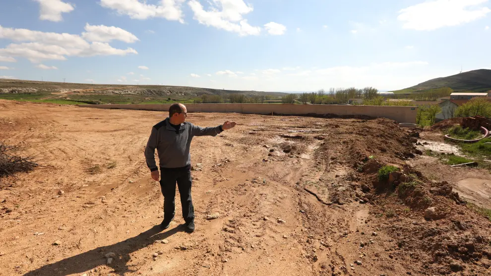 Manuel Mateo muestra la explanada en la que se construirá un área recreativa con pista de pádel, petanca y mesas de pin-pon.