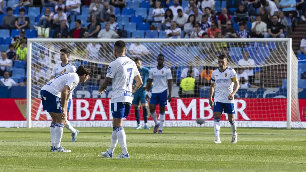 Los jugadores del Real Zaragoza, con el gesto ya muy torcido tras encajar el 0-1 antes del descanso.