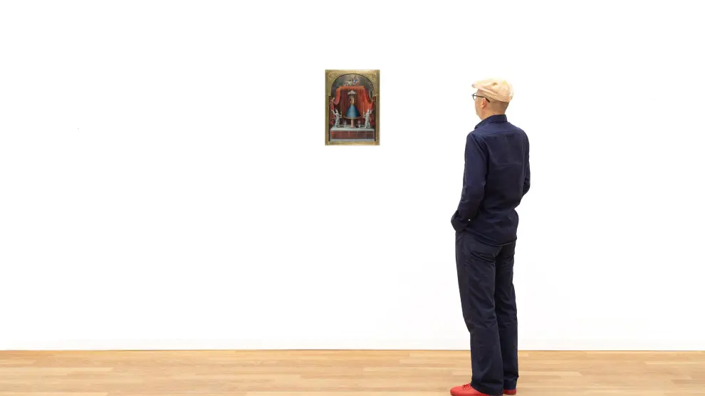 Un visitante de la sala Karl & Faber de Múnich contempla el cuadro de la Virgen del Pilar que saldrá a subasta.