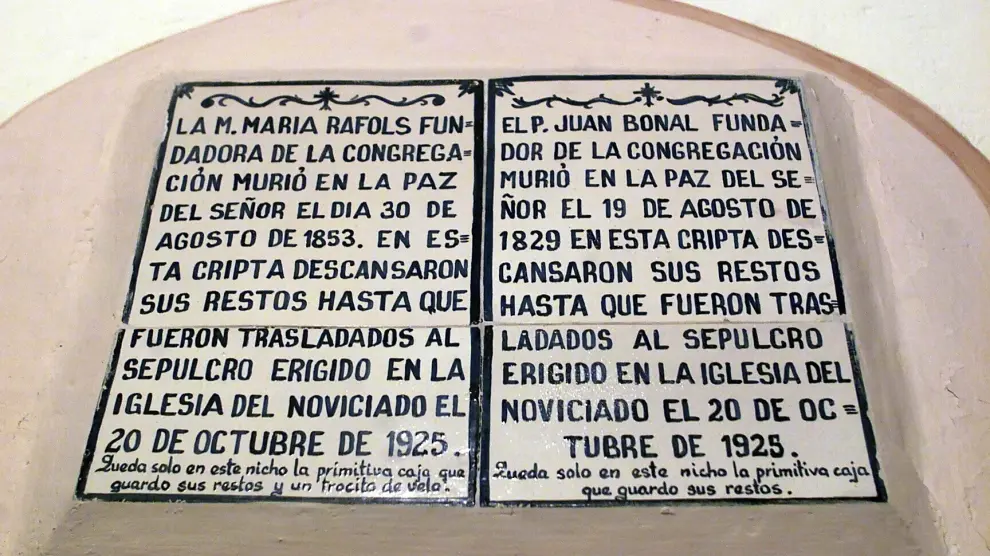 La placa en recuerdo a los nichos donde estuvieron la madre Rafols y Juan Bonal.