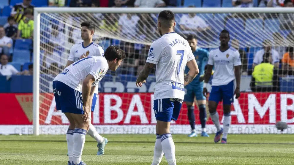 Los jugadores del Real Zaragoza, el domingo pasado tras encajar un gol ante el Alcorcón.