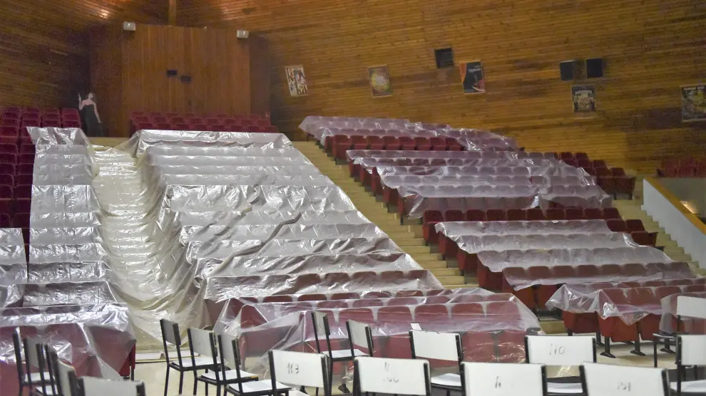 Las butacas del salón de actos, bajo la pirámide, están protegidas con plásticos por las goteras
