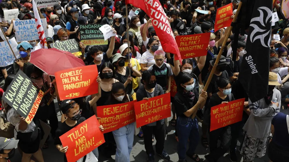 Protestas anti-Marcos en la sede del Comité Electoral en Manila.