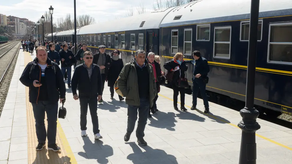 Cuatro vagones del Tren Azul se sumarán en Casetas a los cinco que trae una locomotora diésel desde Madrid para subir a Canfranc el próximo sábado.
